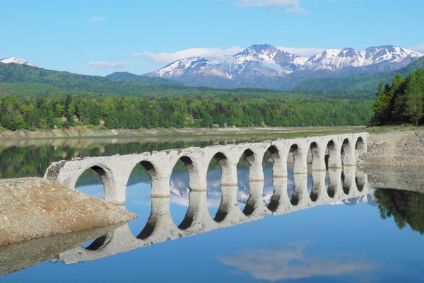 The bridge with Mount Nipesotsu behind it.