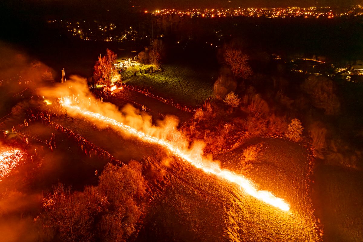 Während der Veranstaltung stürzen sechs feurige Räder den Berg hinab und gipfeln in einem Feuerwerk.