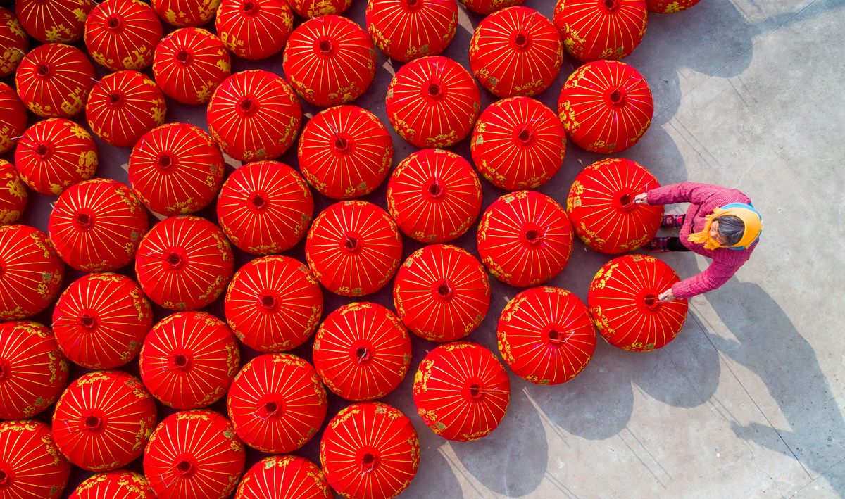 Villagers rush to make lanterns in Haian, in China's Jiangsu Province. (January 16, 2022)