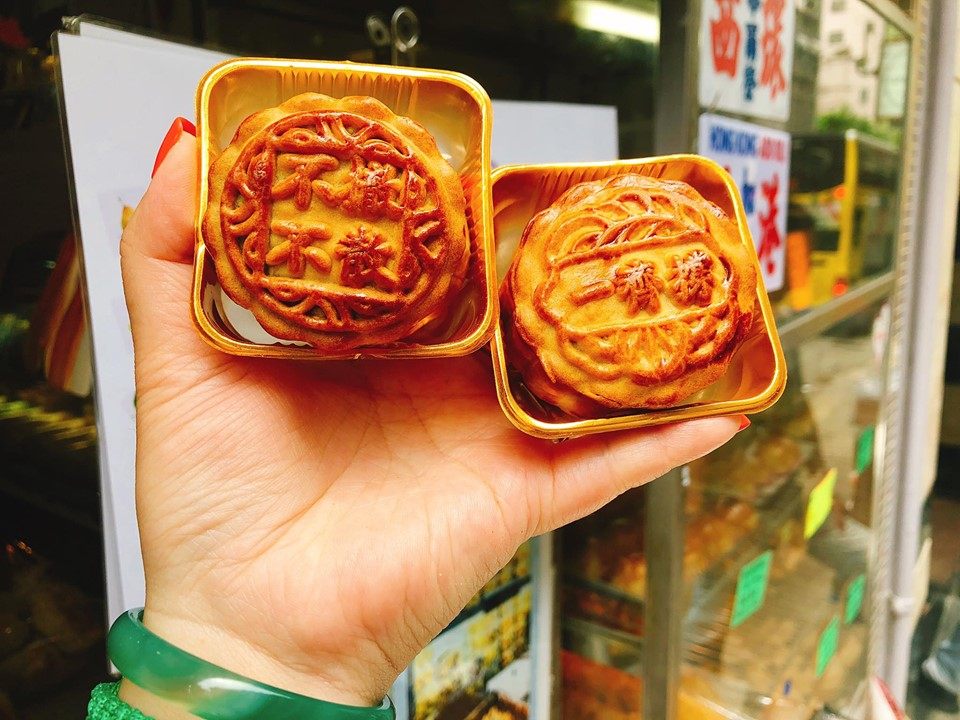 Mooncakes emblazoned with "No withdrawal, no dispersal" and "We are together and support each other."