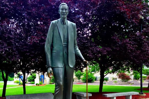 The true-to-size statue of Robert Wadlow.