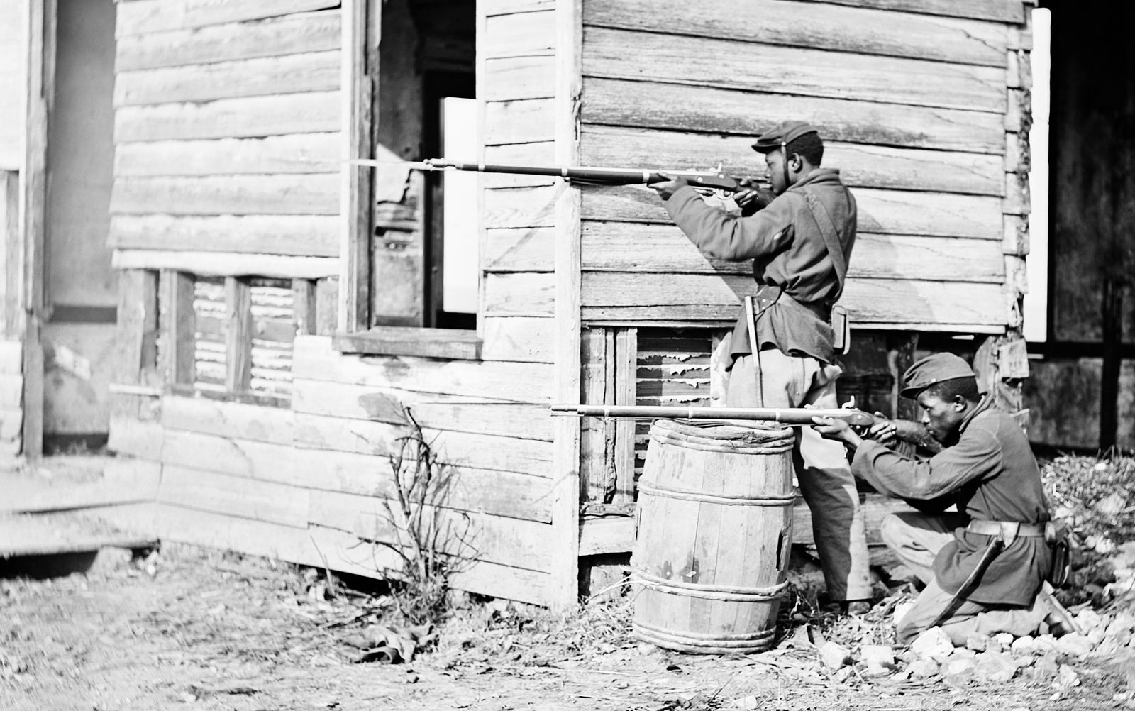 Two newly enlisted Union soldiers pose with their Springfield Armory Model 1861 rifle-muskets.