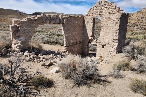 Building off the highway, said to have been a boarding house.