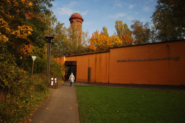 Entrance via Priesterweg station.