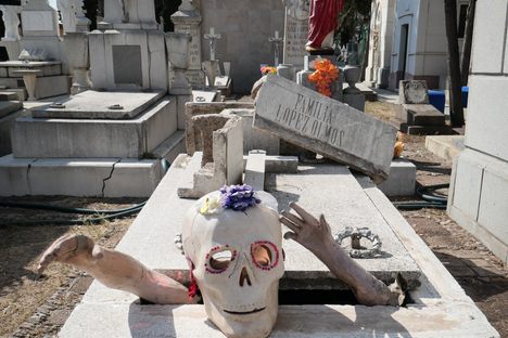 Los Ángeles and La Cruz Graveyards