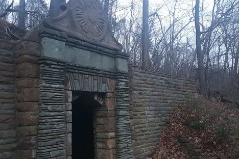 The entrance and disk announcing the Fountain of Youth