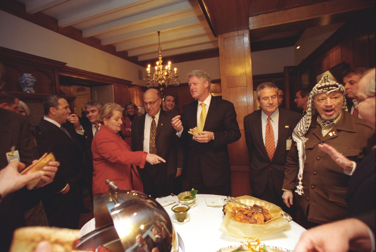 Israeli Prime Minister Ehud Barak Secretary of State Madeleine Albright President Bill Clinton and Yasser Arafat of the Palestinian Authority engaged in hot-dog diplomacy