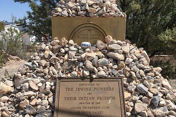 The memorial to the Jewish pioneers.