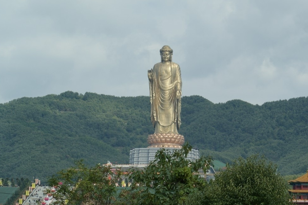 The towering Spring Temple Buddha.