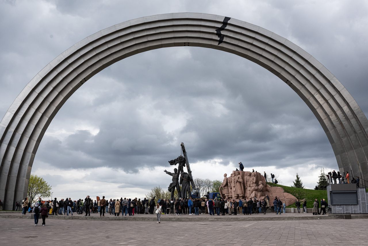 The monument once known as the Arch of the Peoples' Friendship has long been a source of controversy in Kyiv. In 2018, a "crack" was installed on the arch to symbolize the fracture of the Ukrainian-Russian relationship. 