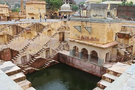 Panna Meena ka Kund.