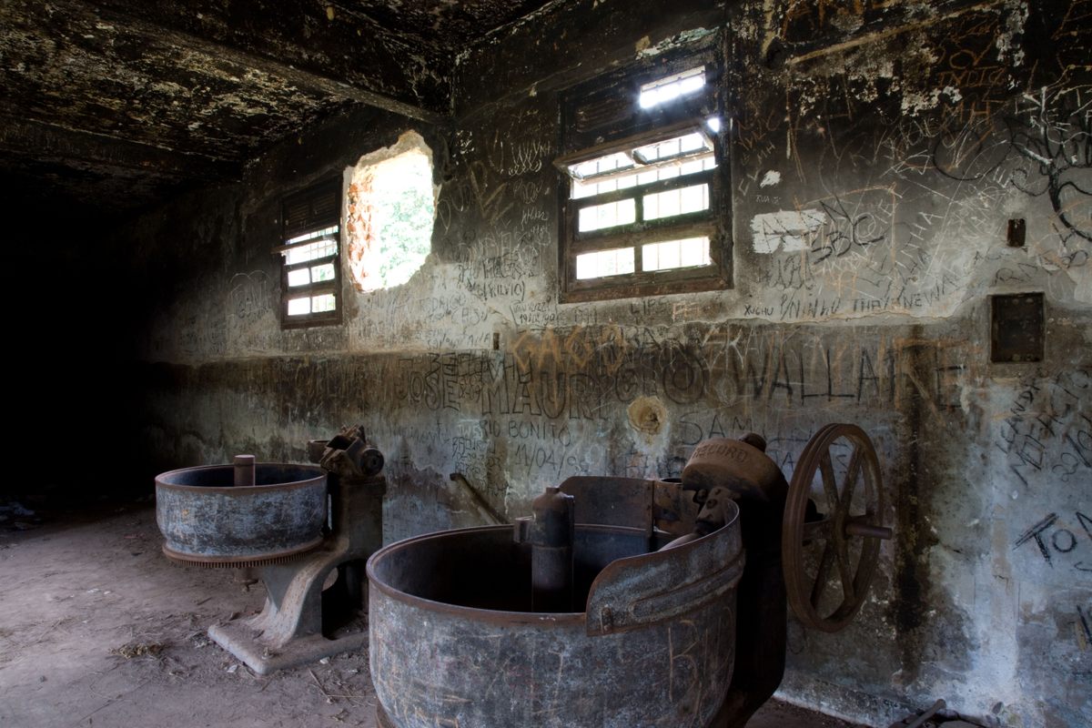 The prison in Dois Rios has largely fallen into disrepair, though it houses a small museum.