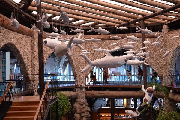 A display of milkfish suspended above the ceiling.