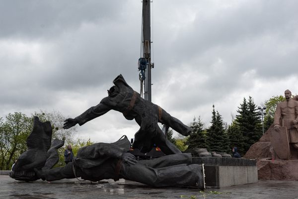 In late April, the city of Kyiv dismantled the workers' statue beneath the Arch of the Peoples' Friendship. 