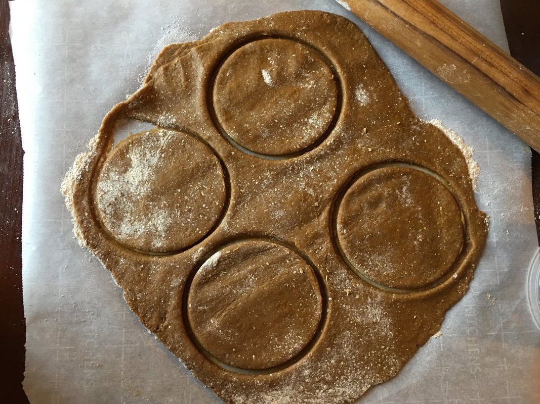You can use a coffee can or small bowl to achieve that signature, lily-pad-like size.