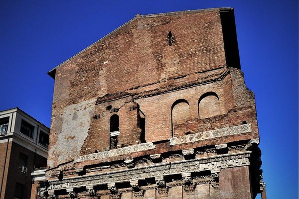 Detail of the recycled architectural elements on the short side.