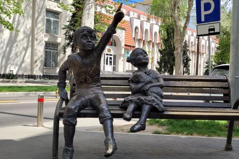 'Copii pe bancă' ('Children on a Bench')