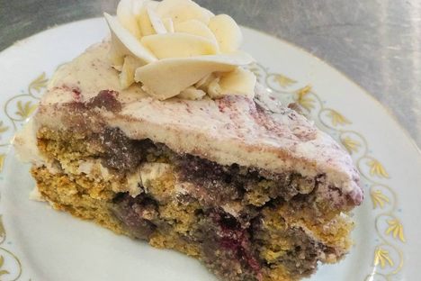 A hibiscus, chamomile, and rose vegan jelly poke cake.