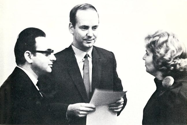 Newcomb Mott, center, at his trial.