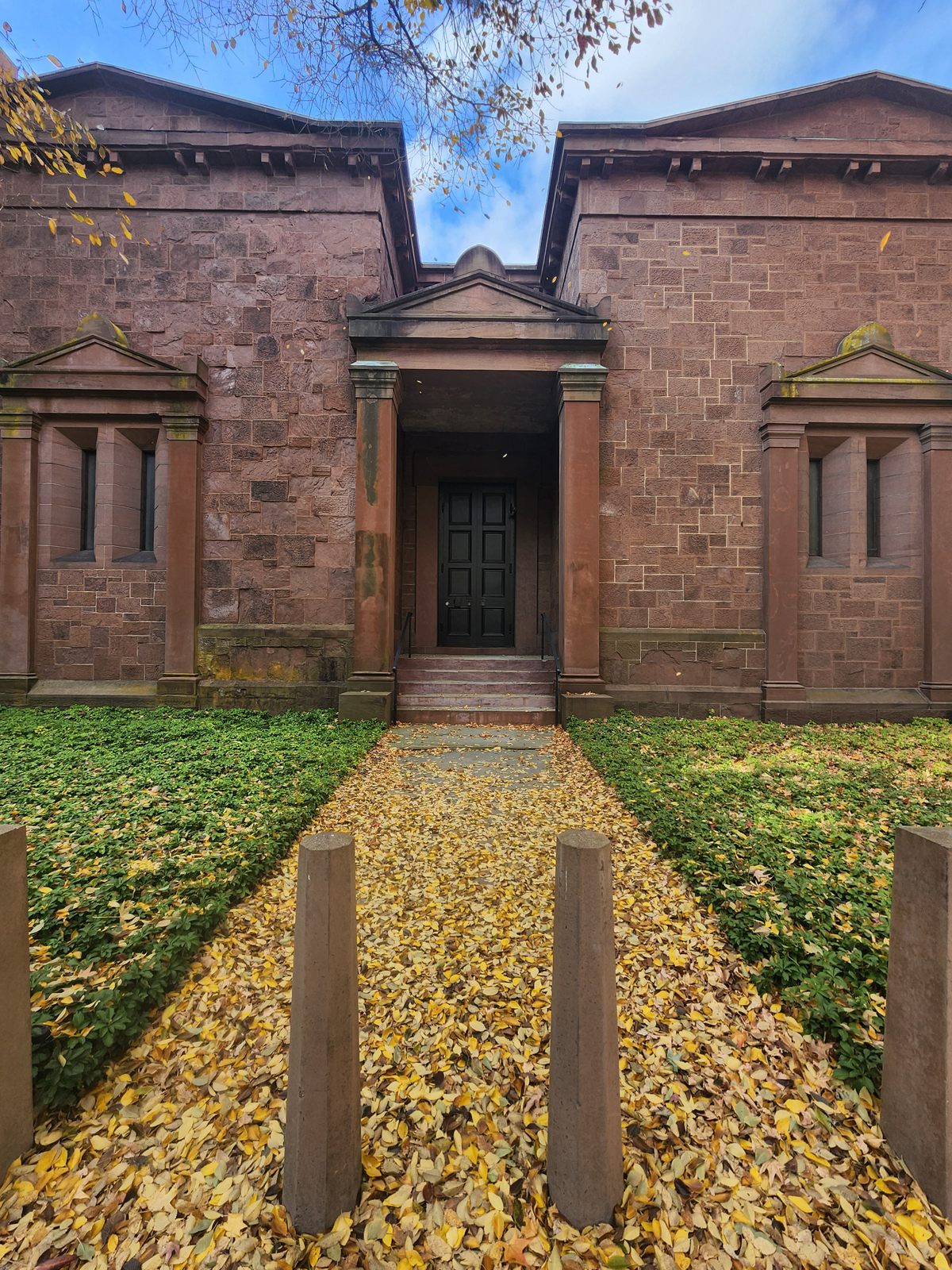 Skull and Bones Tomb – New Haven, Connecticut - Atlas Obscura