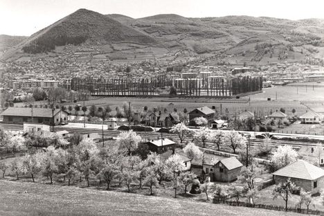 The town of Visoko in 1973 with the "Pyramid of the Sun" in the background. (Wikimedia Commons)