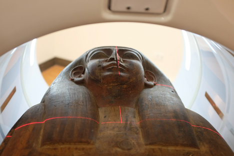 Mer-Neith-it-es being CT scanned.