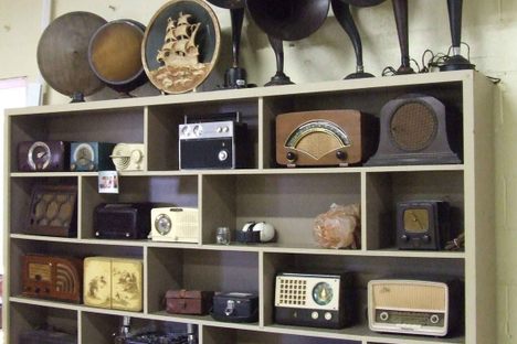 Table radio display