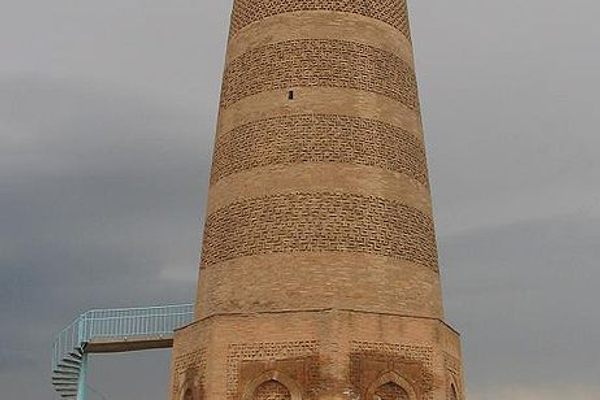 The suspended entrance to the minaret (Commons Wikimedia)