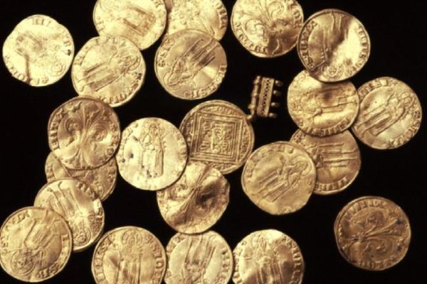 Metal Detector Hobbyists Find Gold in a Field They Got Bored of 20 Years  Earlier - Atlas Obscura