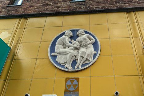 A rondel of two women.