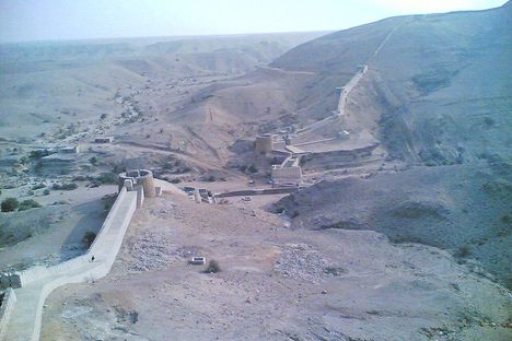 Aerial view of the "Great Wall of Sindh" (Wikimedia Commons)