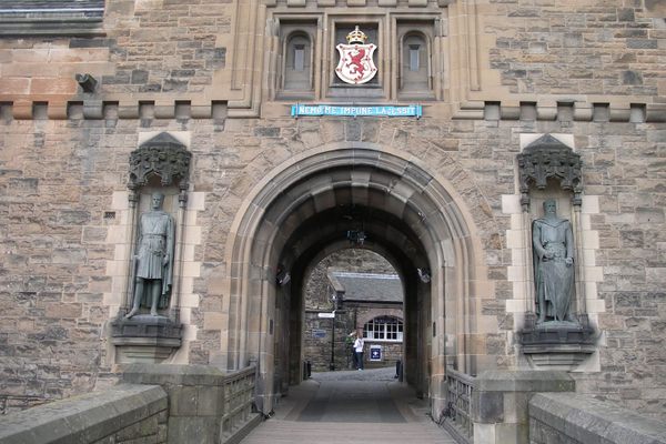 Robert the Bruce (left) and William Wallace (right) stand guard at the gates.