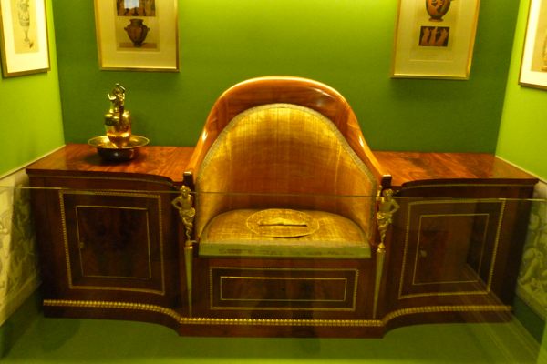 Ferdinand’s VII latrine-forniture when it was exposed in the Museum of Romanticism in Madrid. 