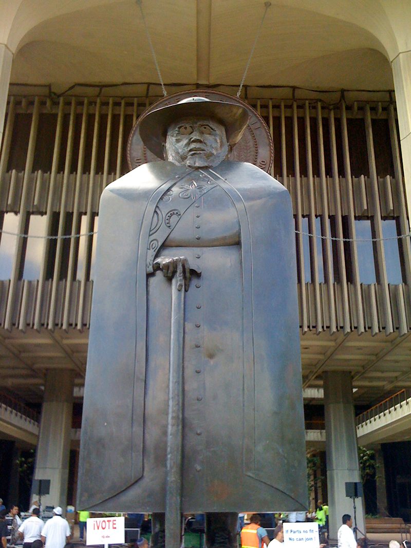 Statute outside the Hawaii State Capital building 