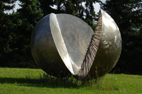 Viktor Stříbrný's "Ocelový pomeranč" sculpture