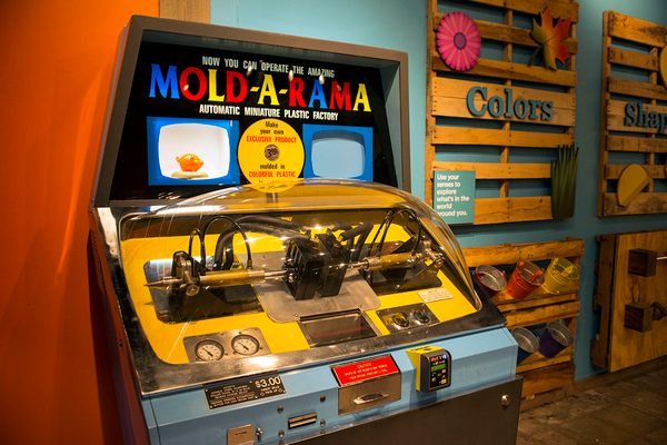 One of the two Mold-A-Rama machines at the Lincoln Park Zoo
in Chicago. Located in the Farm-in-the-Zoo exhibit, this machine
produces an orange piggy bank.