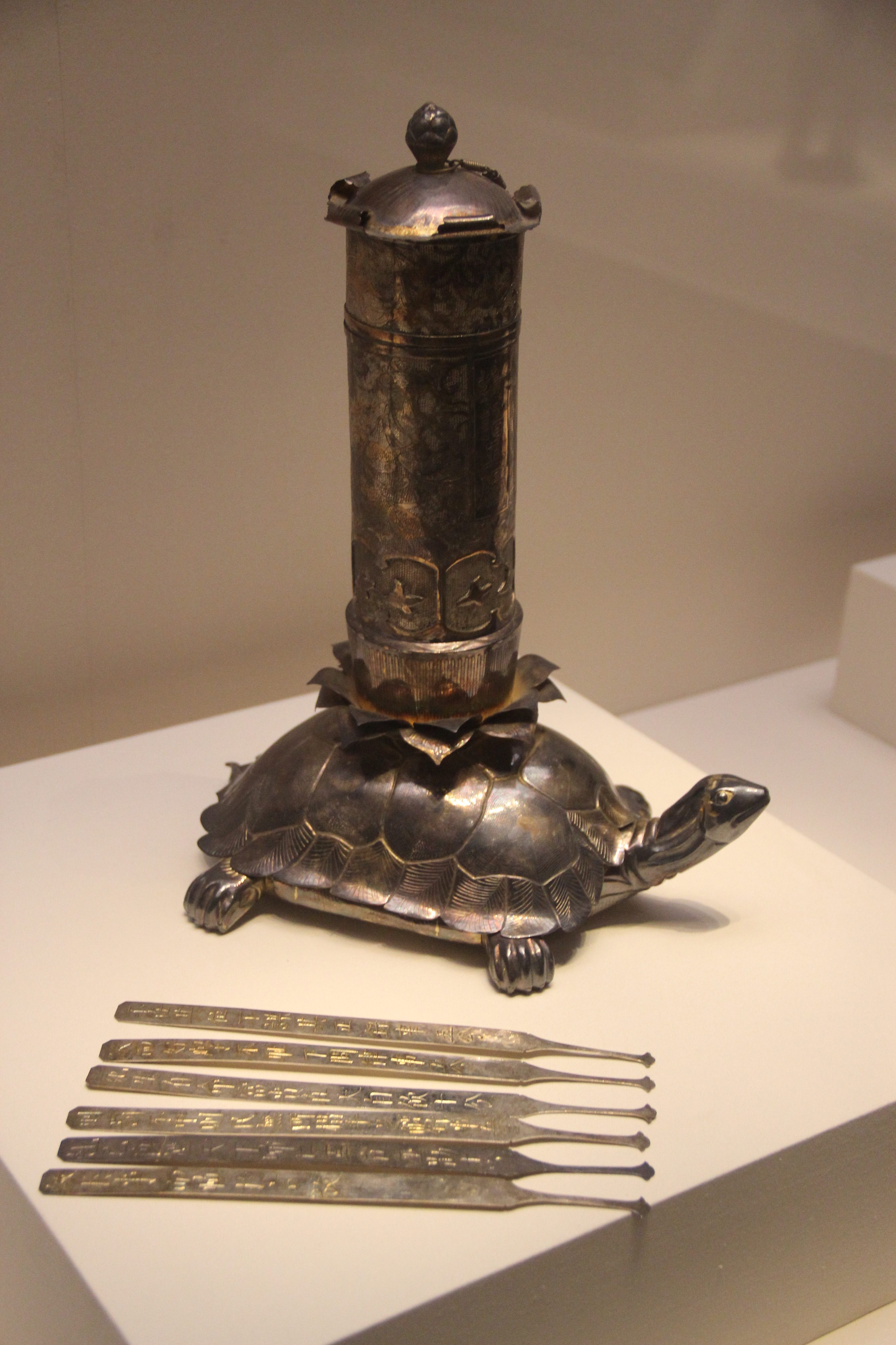 A reproduction of a silver canister and collection of lots for jiuling.