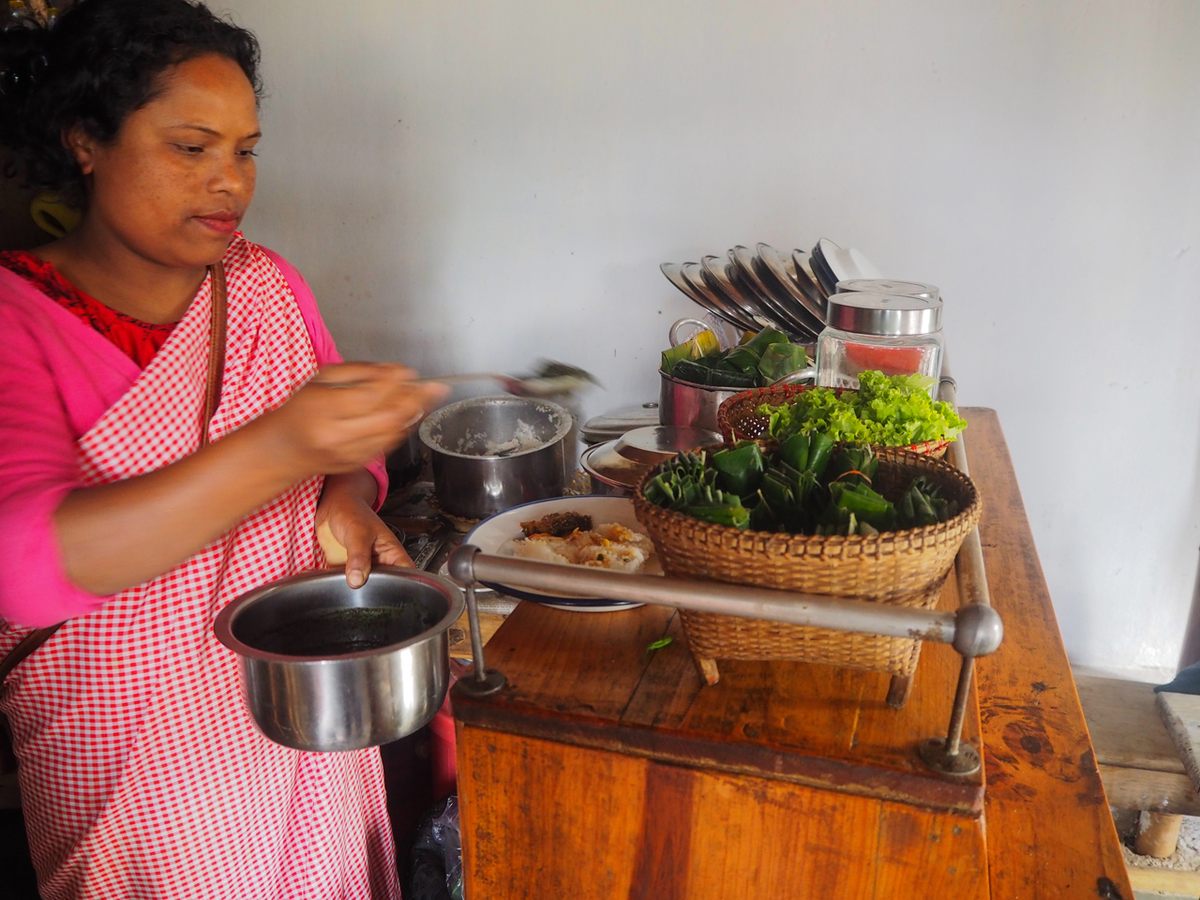 Dial Muktieh prepares a plate for a customer.