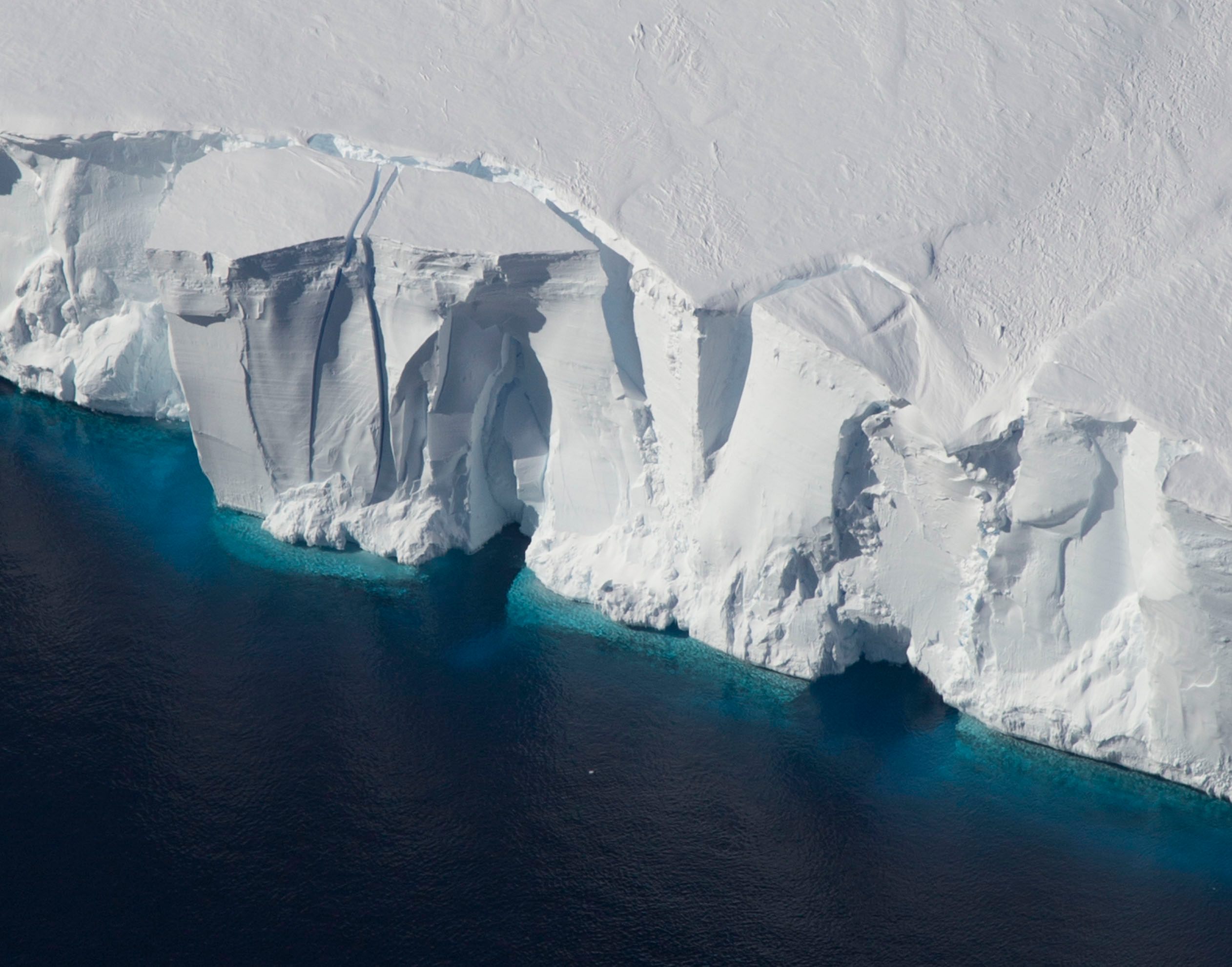 Объясните почему практически все ледники урала. Антарктида таяние ледников 2020. Залив Маккензи Антарктида. Шельфовые ледники Антарктиды. Таяние ледников Антарктиды 1979-2020.