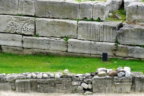 Jardin des Vestiges - ancient quay with re-use