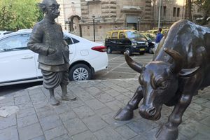 The Charging Bull and the Common Man in Mumbai, India