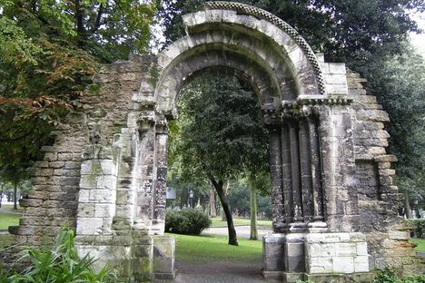 The doorway of the old church of San Isidro.
