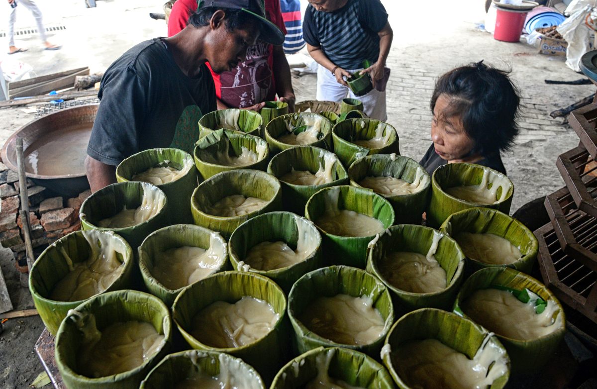 Baskets cakes, a popular Lunar New Year food, are prepared to steam in Bogor, Indonesia. (January 18, 2022) 