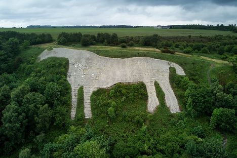 Close-up of the horse, obviously in need of some maintenance.