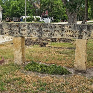 The inscription of the Porky Pig Memorial.
