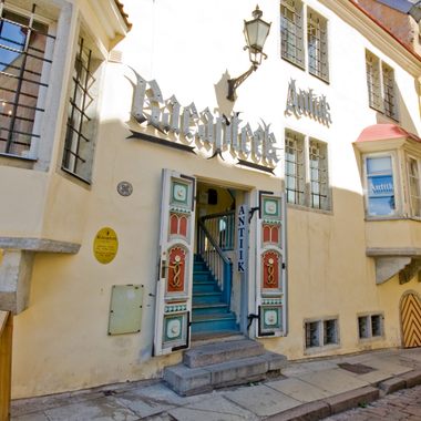 The exterior of Raeapteek