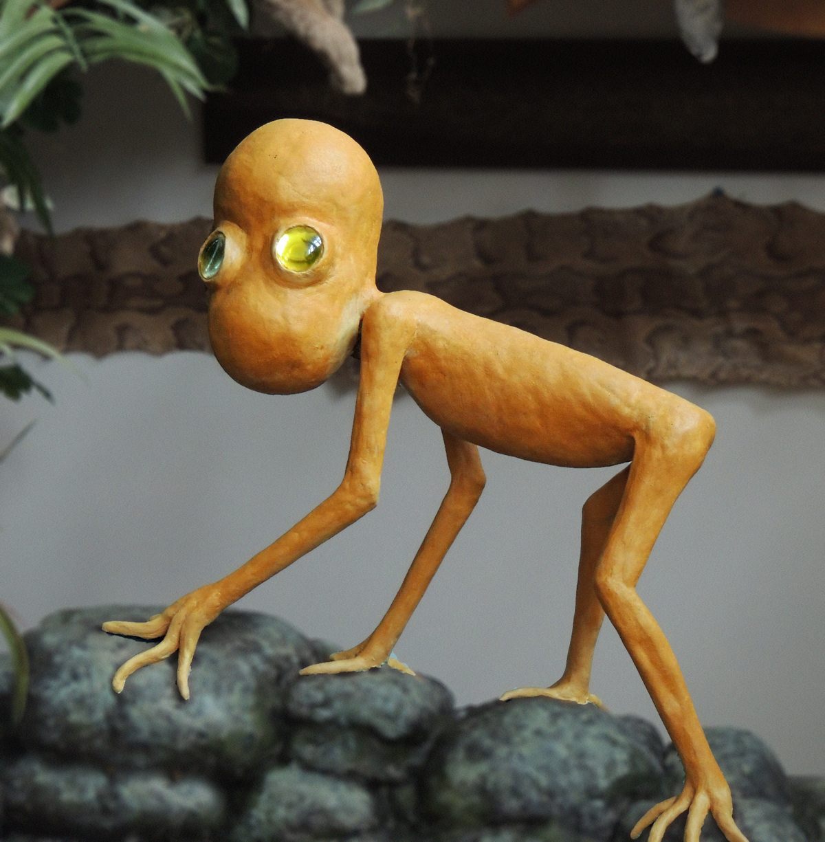 多佛恶魔的雕塑，据说是20世纪70年代在马萨诸塞州看到的一种神秘动物，在缅因州波特兰的国际神秘动物学博物馆展出。