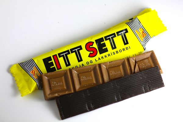 Eitt Sett, the first commercially-made licorice-chocolate bar, was modeled after the tradition of wrapping a licorice strip around a milk chocolate bar.