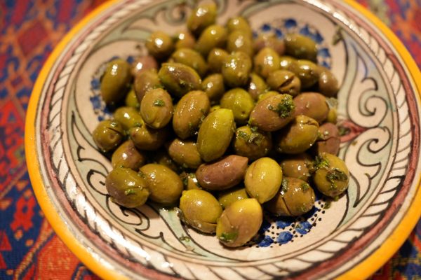 Al-Tujībī's recipe for marinated olives seasoned with oregano and salt.