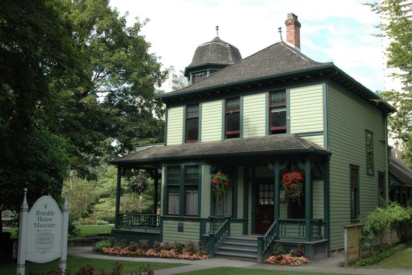 The outside of the Roedde House.